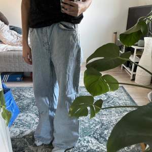 ljusblåa baggy jeans från weekday! modellen heter ACE, väldigt bra skick. storlek 31x30, jag är 166. köparen står för frakt. 