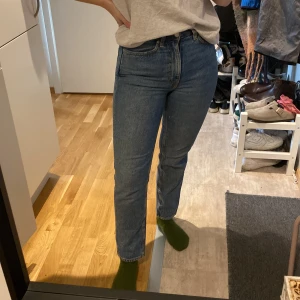 Weekday jeans - Snygga Weekday jeans, knappt använda. Raka från knäna och neråt!