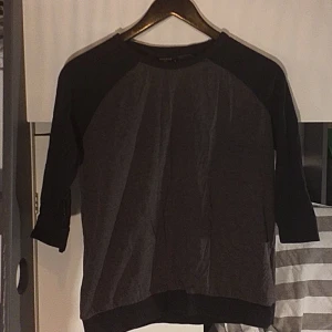 Kortärmad tröja - Säljer nu min kortärmade tröja. Har blivit anvend ett fåtal gonger och är i ett bra skick