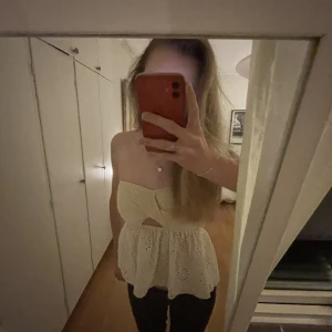 Zara topp💞 - Säljer denna söta Zara-topp då den inte kommer till användning hos mig💘 väldigt sparsamt använd så i toppskick 💕köparen står för frakten ☺️