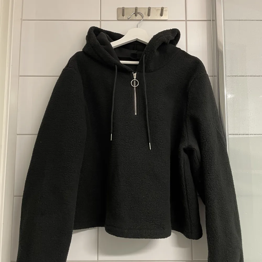 Oanvänd fleece hoodie från shein Storlek xl men liten i storleken så funkar på en xl. Hoodies.