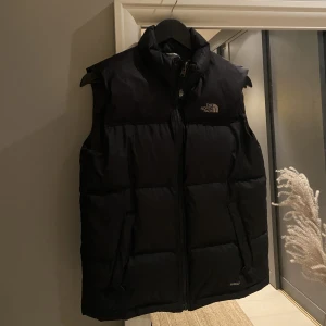 North Face väst - Intressekoll på denna västen från north face. Den är i storlek L för ”barn” vilket motsvarar en XS/S i dam storlek