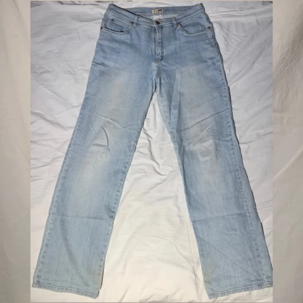Skitsnygga ljusa jeans från JOY! Dom har några fläckar längst ner på grund av att dom är rätt så långa men tror man kan få bort det. 😊. Jeans & Byxor.