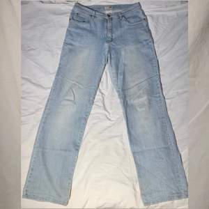 Skitsnygga ljusa jeans från JOY! Dom har några fläckar längst ner på grund av att dom är rätt så långa men tror man kan få bort det. 😊