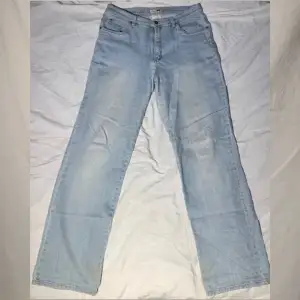 Skitsnygga ljusa jeans från JOY! Dom har några fläckar längst ner på grund av att dom är rätt så långa men tror man kan få bort det. 😊