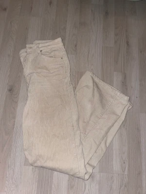 Byxor - Säljer dessa beiga byxorna pågrund av att jag nt får användning av dem längre❤️
