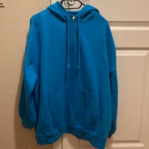 oversize hoodie - säljer nu denna blåa tröja som jag tyvärr tröttnat på! Använde den mycket förut och det kan upplevas som den blivit lite blek. Men den är fortfarande i bra skick! Där av priset💞