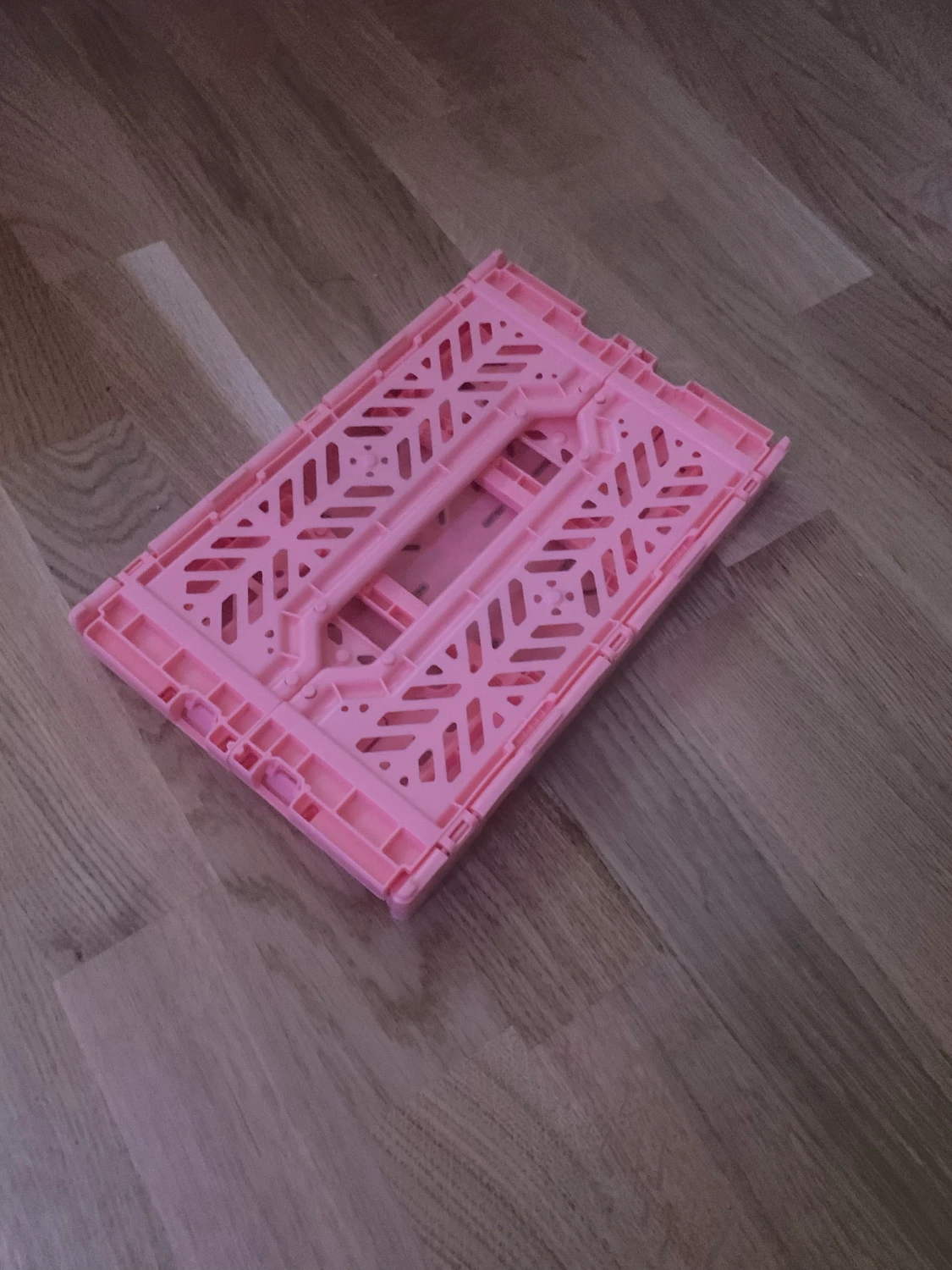 En plast låda som man kan fälla ihop. - 90