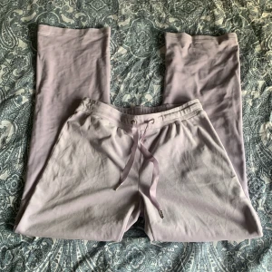 Lila Gina byxor  - Super fina byxor från Gina Tricot! Dom är använda 3-4 gånger. Passar på mig sen är 171💕