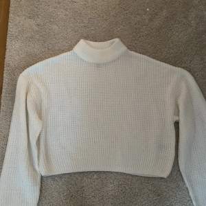 jag säljer denna fina stickade tröja från hm då den är lite för liten för mig. köpt för nåt år sen men är i fint skick 💗 kontakta mig för fler bilder eller om du skulle vara intresserad 💝