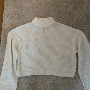 vit stickad tröja 💗 - jag säljer denna fina stickade tröja från hm då den är lite för liten för mig. köpt för nåt år sen men är i fint skick 💗 kontakta mig för fler bilder eller om du skulle vara intresserad 💝