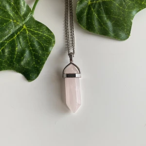 Rosenkvarts halsband - Äkta rosenkvartshalsband i rostfritt stål. Skriv till mig om du har några frågor💓30kr + frakt 