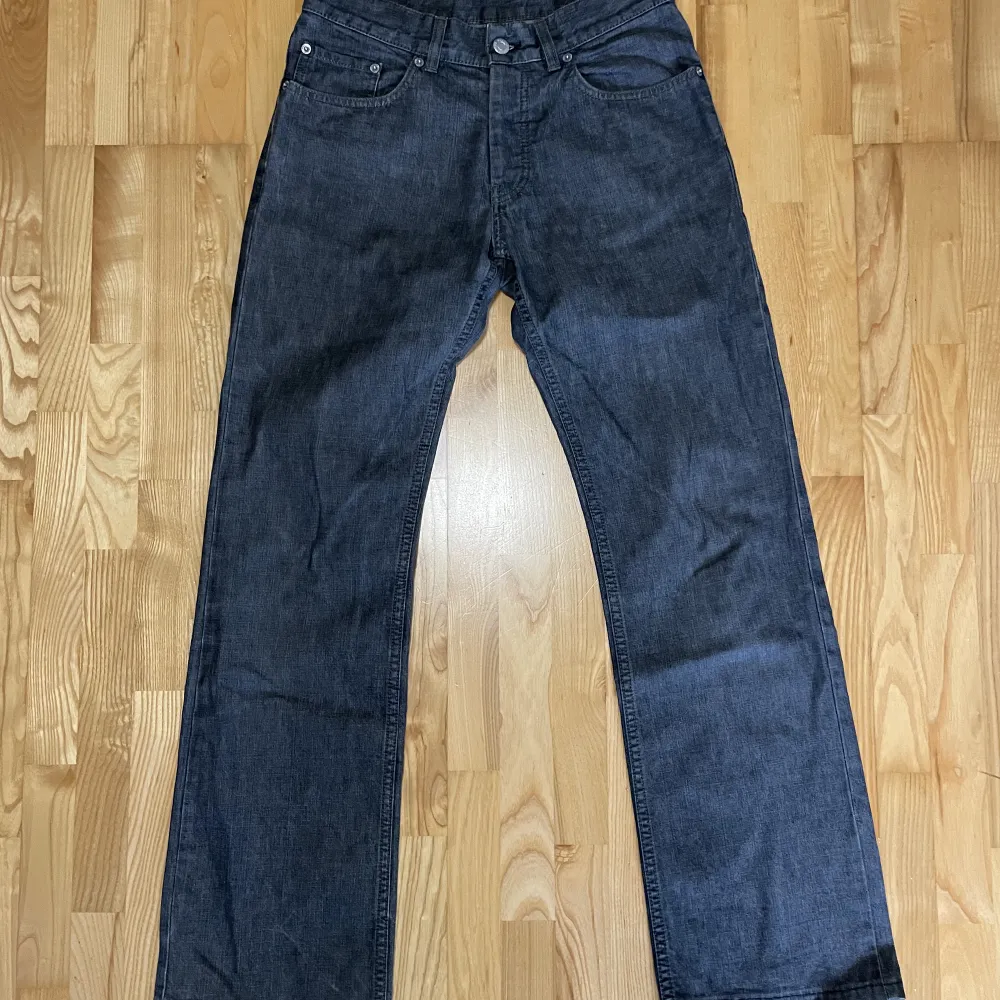 Archive Helmut Lang bootcut jeans charcoal grey från 1998. Storlek 28/28. Köpta från Silverleauge. Otroligt skick med tanke på att de är från 1998. . Jeans & Byxor.