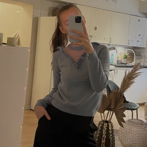 Red Valentino tröja - Supersöt tröja från Red Valentino (köpt på Nathalie Schuterman) i strl S, men passar snarare en XXS/XS. Lite ljusare blå än på bilderna. Kvitto saknas tyvärr då den är köpt för längesen, därav priset. 