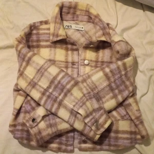 Kofta/tunn jacka - Väldigt fin kofta. Jag säljer den då jag inte använder den och den inte passsar min stil. Priset ak diskuteras!🤍