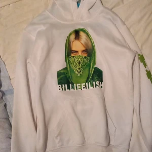 Billie eilish tröja - En super xool bilie eilish tröja! Säljer för att jag har växt ur den. Priset kan diskuteras 🤍