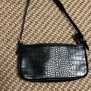 Handväska  - Säljer denna fina handväskan då jag inte använder den mer