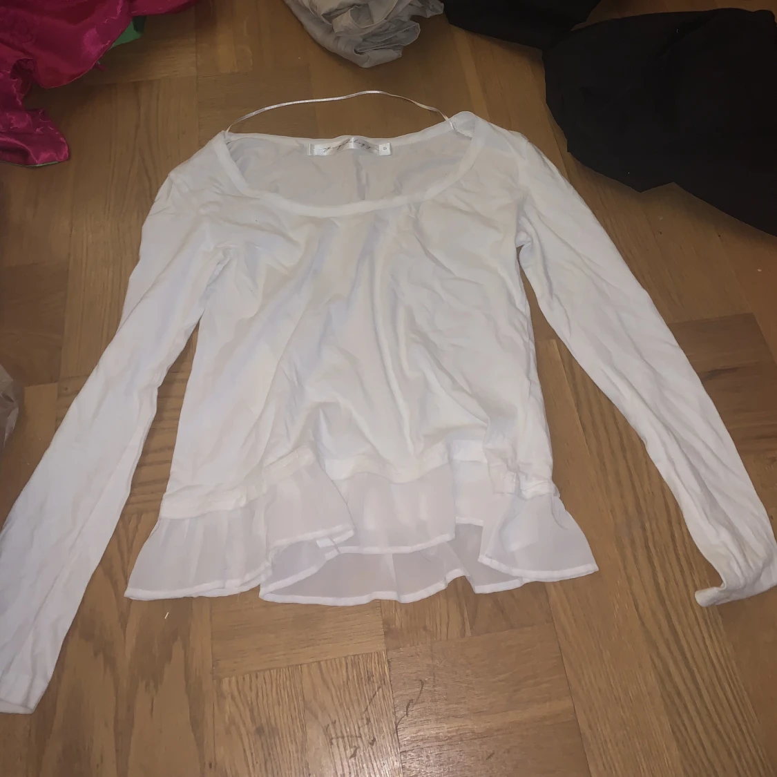 Söt vit tröja med volanger - 91