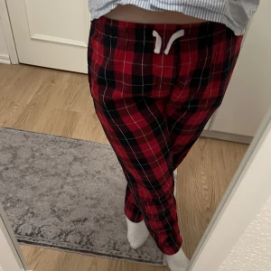 Pyjamasbyxor  - Säljer dessa pyjamasbyxor, som är använda men fortfarande i ganska så bra skick💞. Köparen står för frakt🫶🏼