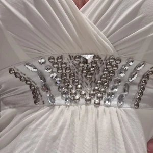 Superfint linne med blingbling och siden - Jättefint linne med både fall, bling och siden. Bandet runt midjan och axelbanden är i siden. Storlek 36-38. Nypris 500:- 