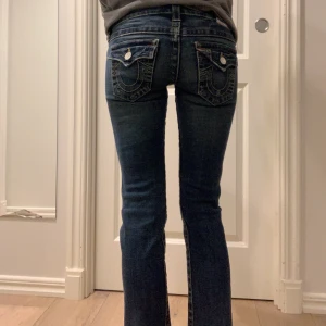 True Religion Jeans - Säljer dessa true religion jeans i superbra skick! De är tyvärr för korta för mig så får ingen användning för dem (jag är 170cm). Storlek 26. Har fler bilder och mått. Pris kan diskuteras! Köpare står för frakt😊 