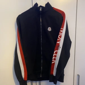 Moncler Hoodie  - Säljer en Moncler Hoodie i väldigt bra kvalitet och tagits hand om väl och Jag skulle säga att den är för både Dam och herr. Priset för den här hoodien är 500kr. Skicka ett meddelande om det är något du undrar över så svarar jag så fort jag kan!💫🌟