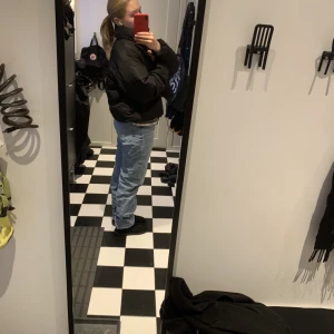 Jeans - Blåa högmodjade jeans från bikbok i stl 29-32. De är i okej skick, lite skrynkliga på bilderna men har fixat det nu💗 Sitter lite löst på mig som vanligtvis har S/M på byxor!