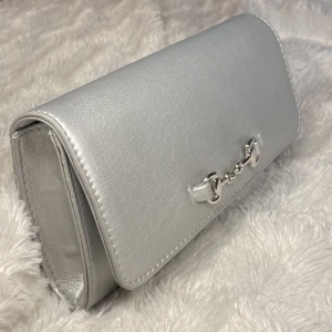 Väska - Liten väska som jag aldrig har använt. Möts upp i sthlm annars står köparen för frakten.