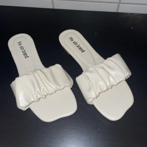 Tofflor - Ute tofflor från SHEIN som är endast testade. Storlek 35 men skulle säga att de är som en 36. Säljer pga råkade beställa 2 st 