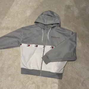 Säljer min snygga zip hoodie från Zip-hoodie från Tommy sports, !! Den är lite nopprig som man kan se på andra bilden!!☺️