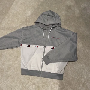 Zip hoodie - Säljer min snygga zip hoodie från Zip-hoodie från Tommy sports, !! Den är lite nopprig som man kan se på andra bilden!!☺️