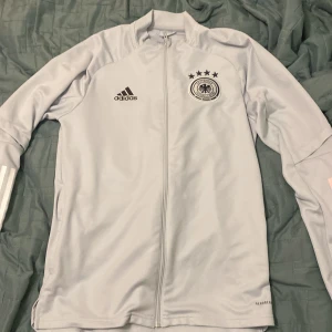 Adidas Tyskland Träningströja - Storlek M, snygg träningströja från det tyska fotbollslandslaget. Originalpris 729 kr