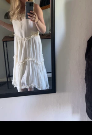 Dröm sommarklänning - Så vacker sommarklänning! Skulle passa perfekt på midsommar eller under studenten:) Endast använd 1 kväll! 