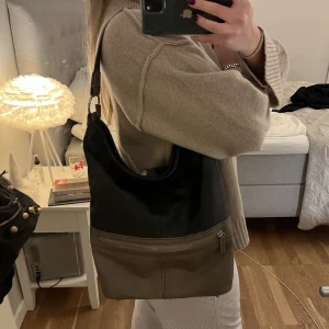 Fin väska - Snygg praktisk väska, ett långt band medföljer. Nypris ca 1000kr