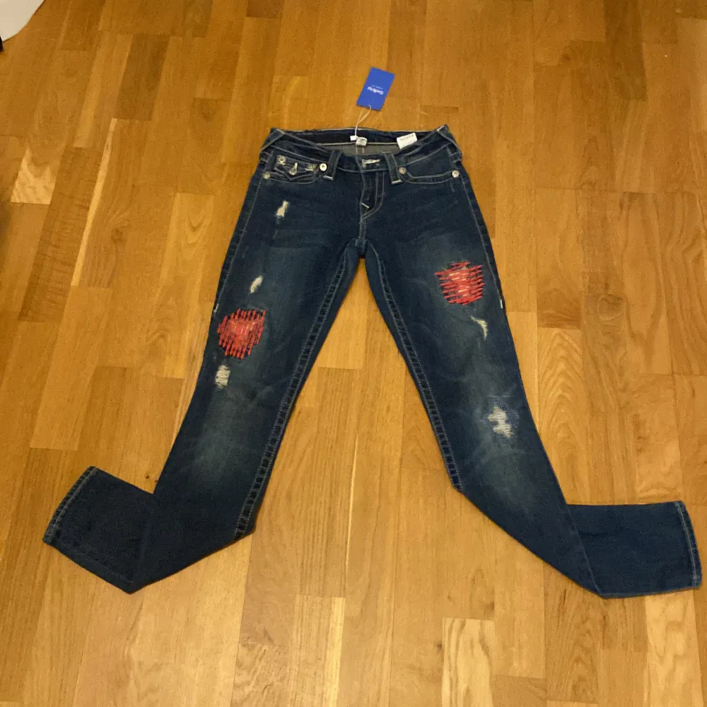 Äkta True religion jeans i storlek 24. Säljer pga för tajta i benen. Köpta på Sellpy för 470. Pris 350. Köpare står för frakt.( kan även bytas till ett par i storlek 26 eller 27. (Pris kan diskuteras). Jeans & Byxor.