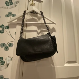 ZARA VÄSKA - Så sjukt snygg väska från ZARA! Väskan är i fint skick och använd fåtal gånger💘💘