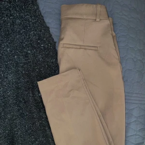 Kostymbyxor/ byxor  - Från hm kostymbyxor figurformad. Bud gärna med eget prisförslag! Vid köp av flera saker kan jag möjligtvis fixa paketpris så fråga! Kan träffas/frakt 11 kr
