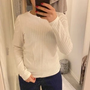 Tröja från Lindex - Tröja från lindex, me lite puffiga armar. Söt basic plagg. Säljer för 50kr 