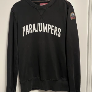 Parajumper tröja  - Säljer min parajumper sweatshirt för den börjar bli förliten för mig. Skick 6/10 den går ner i skick på grund av att de finns ett bytte litet hål i armhålan. Man ser inte den om man inte kollar noga. Den är även stor i storlekarna jag har vanligtvis M