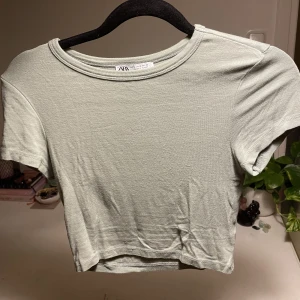 Zara t-shirt - Säljer denna fina ljusgröna tröjan från zara. Tröjan är i bra skick då jag ändade använt den 2gr. Kontakta för fler bilder eller för att drskutera priset. 