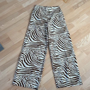 Super fina tunna byxor - Super fina tunna byxor i härligt mönster!  Köparen står för frakten. Jag skickar bild när jag postar paketet. Om fler intressen för kläderna finns kan bud ges.