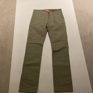 Nya Fjällräven byxor - Nya fjällräven byxor. Modell Ingrid Trousers Regular. Super fina!    Köparen står för frakten. Jag ansvarar inte för postens hantering. Jag visar bild på när jag skickar paketet. Vid fler intressen av objekt kan bud över begärt ingångspris läggas!