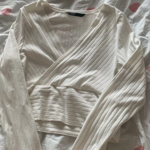 Shein tröja - Bra skick! Tröja från Shein, säljer den för att den sitter konstigt på mig. V-ringad. 50kr inklusive frakt . Fått den av mammas kollega strl M