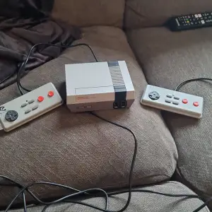 Som beskrivningen säger ett Nintendo entertainment system med 30 förprogrammerade retro spel.  Utmärkt skick köptes i present för ett år sedan men användes aldrig 