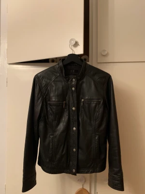 Läderjacka  - Svart läderjacka, som ny, använd ett fåtal ggr. 500kr nypris 3500