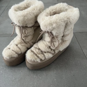 Fluffiga skor - Säljer mina jättemysiga skor från HM:S förra säsong så de går tyvärr inte att köpa längre, väldigt sparsamt använda så i mycket bra skick🥰säljer pga att de alltid har varit lite stora🥲storlek 38 men passar säkert 39 och kanske 40 också