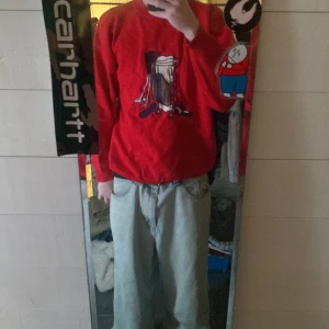 Vintage Sweatshirt med broderat märke   - En sweatshirt med tryck väldigt varm och skön. Trycket är broderat. Storleken står XL men passar som en M 