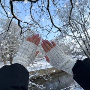 ”Snow” wrist  - ”Snow” wrist - Vår model ”Snow” är en kortare torgvante med flätat mönster för endast 79:-🤍 