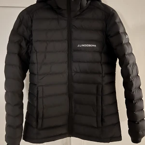 Vårjacka dam J.Lindeberg -  Jackor & ytterplagg, stl. 38 (S), Dam Jättefin nyskick vårjacka. St S. Passade perfekt på tjej, 160cm 53 kg ...  https://www.stadium.se/dam/damklader/jackor/vinterjackor/354419103/j-lindeberg.w-thermic-down-hood.black?gclid=CjwKCAjwtKmaBhBMEiwAyINuwOGnNL
