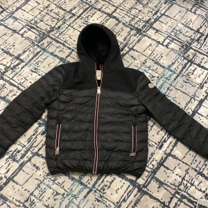 Moncler  - 9/10 skick moncler jacka har haft den i 2 månader säljer den för 2900 Orginal pris 4500.Storlek på jackan är M. Kan möttas upp  och frakta.